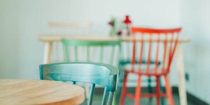 Jak dobrać kolor krzesła do aranżacji wnętrza? Inspiracje i porady
