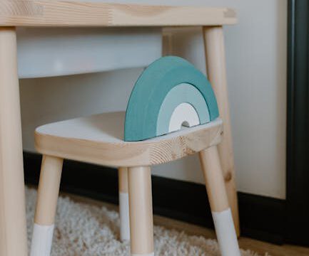 Jak wybrać krzesła dziecięce do małych pokoi? Modele i porady