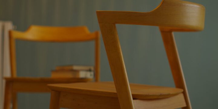 7 designerskich krzeseł skandynawskich, które odmienią salon