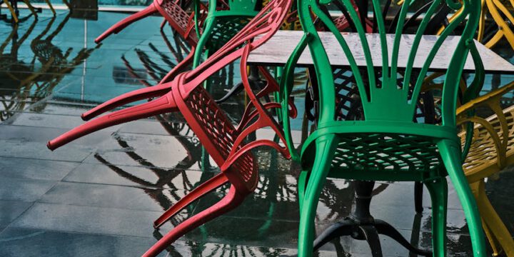 Białe, czarne i kolorowe krzesła – inspiracje do wnętrz