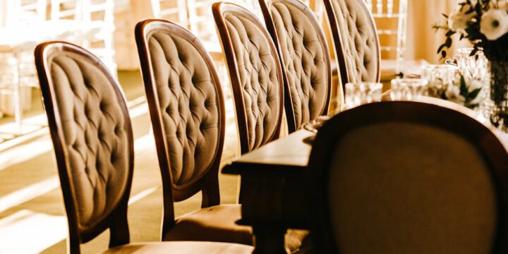 Krzesła tapicerowane czy drewniane? Porównanie do salonu i jadalni