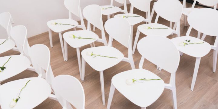 Trendy krzeseł do wnętrz 2026: kolory, materiały, design