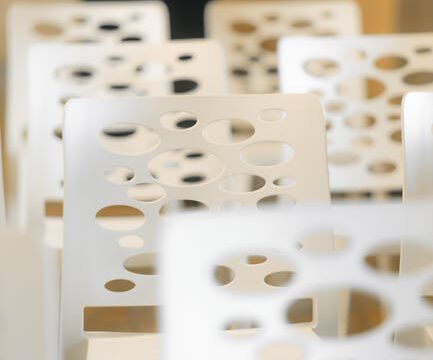 Białe krzesła – inspiracje kolorystyczne i stylowe zestawienia