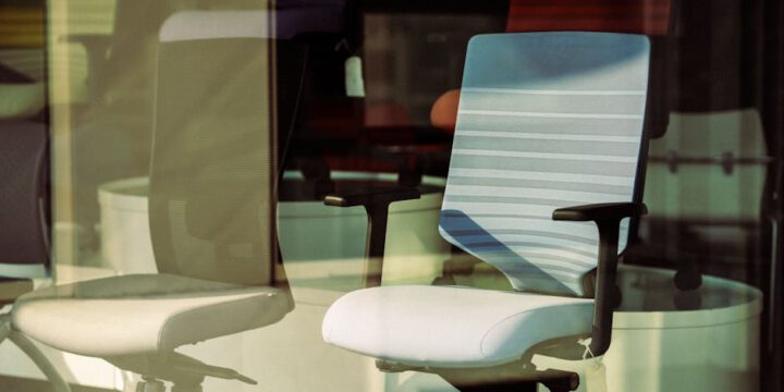 Ergonomiczne krzesła do salonu – połączenie stylu i wygody