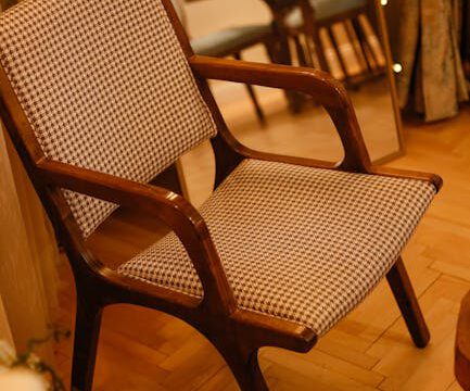 Jak wybrać idealne krzesło do salonu – poradnik 2025